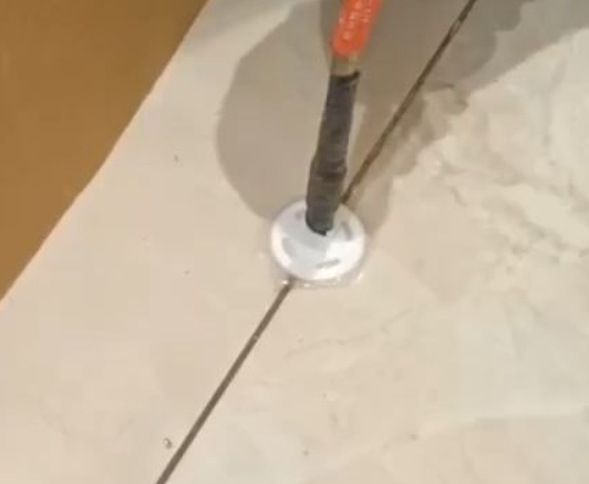 宁海瓷砖空鼓维修公司专业解答瓷砖在铺贴过程中，如果没有涂抹均匀到位的粘结材料（如水泥砂浆或瓷砖胶），可能会导致以下问题
